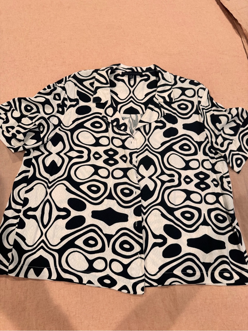 Jane and Delancey Black and White Geometric Button-Down Top Medium